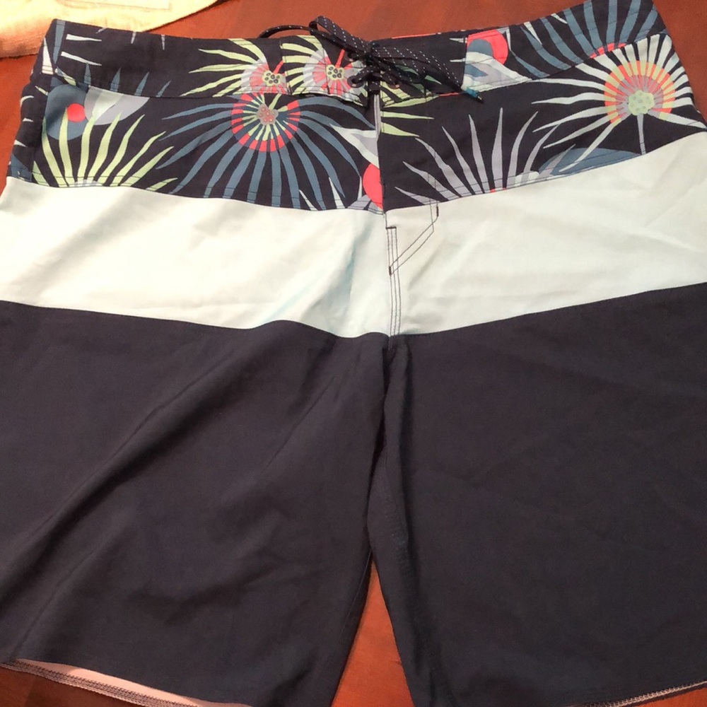 Billabong Platinum Tribong  Navy and Light Blue Floral swim Shorts Size 36”